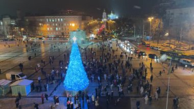 Ukrayna 'nın ışıkları altında ana Noel ağacı, Rusya' nın 6 Aralık 2024 tarihinde Ukrayna 'nın Sofya Meydanı' nda Ukrayna 'ya düzenlediği saldırı sırasında açıldı.