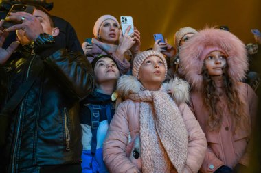 İnsanlar, Ukrayna 'nın Ukrayna' nın başkenti Kyiv 'de 6 Aralık 2024' te Rusya 'nın Ukrayna' ya düzenlediği saldırının ortasında, Aziz Sophia Meydanı 'ndaki ana Noel ağacının ışıklarına bakıyor. Yüksek kalite fotoğraf