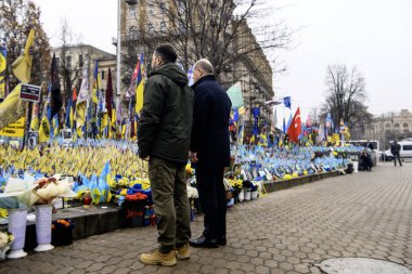 Ukrayna Cumhurbaşkanı Volodymyr Zelenskiy ve Almanya Başbakanı Olaf Scholz, 2 Aralık 2024 'te Ukrayna' nın başkenti Kyiv 'deki Halk Hafıza Anıtı yakınlarındaki şehit askerleri onurlandırma törenine katıldılar.