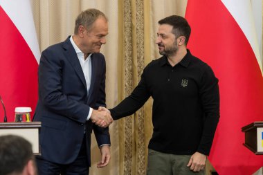 Ukrayna Cumhurbaşkanı Volodymyr Zelensky ve Polonya Başbakanı Donald Tusk, 17 Aralık 2024 'te Ukrayna' nın Lviv kentinde düzenlenen ortak basın toplantısında el sıkışıyorlar. Yüksek kalite fotoğraf