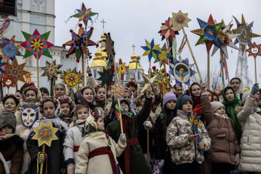 Ukraynalılar 25 Aralık 2024 'te Ukrayna' nın başkenti Kyiv 'de Noel şarkıları söyler ve Beytüllahim' in süslü yıldızlarını taşırlar. Yüksek kalite fotoğraf