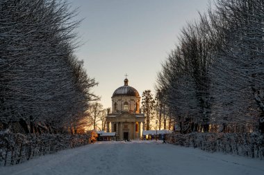 Ukrayna, Lviv yakınlarındaki Pidhorodetsky kalesi yakınlarındaki Pidhirtsi köyündeki St. Joseph Katedrali Katolik Kilisesi, 13 Aralık 2024. Yüksek kalite fotoğraf