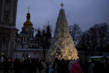 Ukrayna 'nın ışıkları altında ana Noel ağacı, Rusya' nın 6 Aralık 2024 tarihinde Ukrayna 'nın Sofya Meydanı' nda Ukrayna 'ya düzenlediği saldırı sırasında açıldı. Yüksek kalite fotoğraf