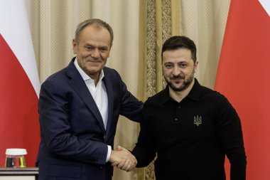 Ukrayna Cumhurbaşkanı Volodymyr Zelensky ve Polonya Başbakanı Donald Tusk, 17 Aralık 2024 'te Ukrayna' nın Lviv kentinde düzenlenen ortak basın toplantısında el sıkışıyorlar. Yüksek kalite fotoğraf