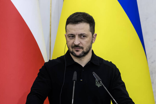 Президент Украины Владимир Зеленский принял участие в совместном пресс-брифинге с премьер-министром Польши Дональдом Туском во Львове 17 декабря 2024 года. Высокое качество фото