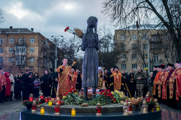 Люди посещают памятник жертвам Голодомора во время церемонии, посвященной 92-й годовщине голода 1932-1933 годов, в которой миллионы людей умирают от голода, в Киеве, Украина, 23 ноября 2024 года