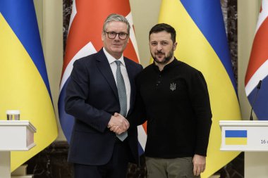 Ukrayna Cumhurbaşkanı Volodymyr Zelenskiy ve Birleşik Krallık Başbakanı Keir Starmer, 16 Ocak 2025 tarihinde Ukrayna 'nın Kyiv kentinde düzenlenen ortak basın toplantısı sonrasında el sıkıştılar. Yüksek kalite fotoğraf