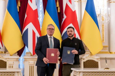 İngiltere Başbakanı Keir Starmer ve Ukrayna Cumhurbaşkanı Volodymyr Zelenskiy, ülkeler, Kyiv, Ukrayna arasındaki 100 yıllık ortaklık anısına 16 Ocak 2025 'te düzenlenen imza törenine katıldılar.
