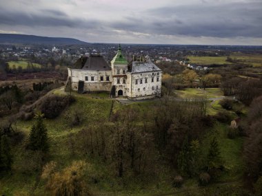 Ukrayna, Lviv yakınlarındaki güzel Olesky Kalesi 'nin hava manzarası. Yüksek kalite fotoğraf