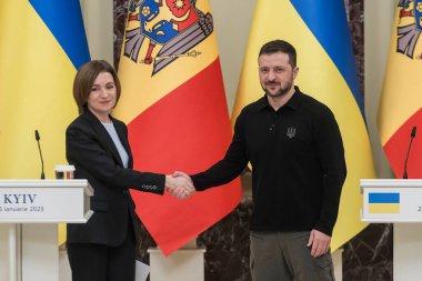 Moldova Cumhurbaşkanı Maia Sandu ve Ukrayna Cumhurbaşkanı Volodymyr Zelenskiy, 25 Ocak 2025 'te Ukrayna' nın Kyiv kentinde düzenlenen ortak basın toplantısı sonrasında el sıkışıyorlar. Yüksek kalite fotoğraf