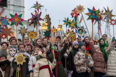 Ukraynalılar 25 Aralık 2024 'te Ukrayna' nın başkenti Kyiv 'de Noel şarkıları söyler ve Beytüllahim' in süslü yıldızlarını taşırlar. Yüksek kalite fotoğraf