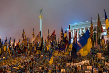 Ukrayna Silahlı Kuvvetleri askerlerinin Ukrayna 'nın başkenti Kyiv' deki Bağımsızlık Meydanı 'nda Rus birlikleriyle yaptıkları çatışmada ölmelerini anmak. 21 Şubat 2025. Yüksek kalite fotoğraf