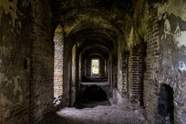 10 Temmuz 2023 'te Ukrayna' nın Volyn bölgesindeki Kysylyn köyünde Roma Katolik Karmelit Manastırı ve Meryem Ana 'nın Kusursuz Gebeliği Kilisesi' nin kalıntıları. Yüksek kalite fotoğraf