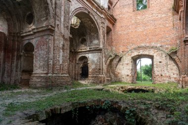 10 Temmuz 2023 'te Ukrayna' nın Volyn bölgesindeki Kysylyn köyünde Roma Katolik Karmelit Manastırı ve Meryem Ana 'nın Kusursuz Gebeliği Kilisesi' nin kalıntıları. Yüksek kalite fotoğraf
