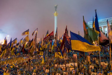 Ukrayna Silahlı Kuvvetleri askerlerinin Ukrayna 'nın başkenti Kyiv' deki Bağımsızlık Meydanı 'nda Rus birlikleriyle yaptıkları çatışmada ölmelerini anmak. 21 Şubat 2025. Yüksek kalite fotoğraf
