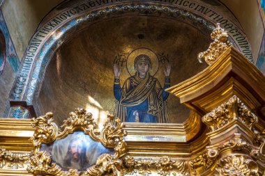 Meşhur St. Sophia Katedrali 'nin içinde Kyiv Mozaik Oranları, duvarında freskler ve altın sunak var. Kyiv, Ukrayna, 24 Şubat 2025. Yüksek kalite fotoğraf