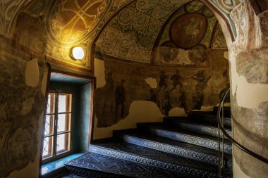 Aziz Sophia Katedrali 'nin içinde mozaik, duvarlara freskler ve altın sunak boyamak. Kyiv, Ukrayna, 24 Şubat 2025. Yüksek kalite fotoğraf