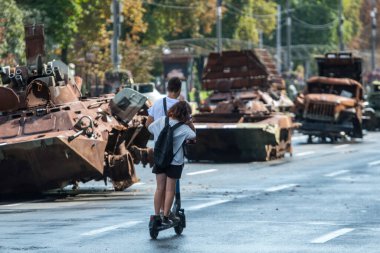 Ukrayna 'nın başkenti Kyiv' deki ana Khreschatyk caddesinde 21 Ağustos 2023 'te bir sergi Rus askeri araçlarını tahrip etti. Yüksek kalite fotoğraf