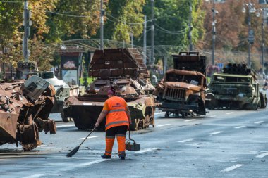 Ukrayna 'nın başkenti Kyiv' deki ana Khreschatyk caddesinde 21 Ağustos 2023 'te bir sergi Rus askeri araçlarını tahrip etti. Yüksek kalite fotoğraf