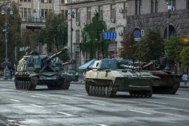 Ukrayna 'nın başkenti Kyiv' deki ana Khreschatyk caddesinde 21 Ağustos 2023 'te bir sergi Rus askeri araçlarını tahrip etti. Yüksek kalite fotoğraf