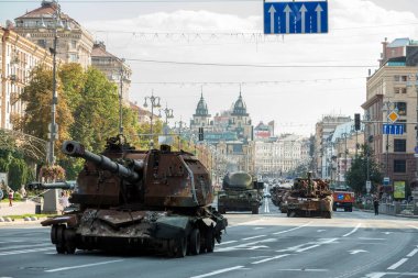 Ukrayna 'nın başkenti Kyiv' deki ana Khreschatyk caddesinde 21 Ağustos 2023 'te bir sergi Rus askeri araçlarını tahrip etti. Yüksek kalite fotoğraf