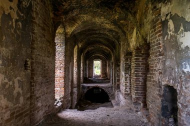 10 Temmuz 2023 'te Ukrayna' nın Volyn bölgesindeki Kysylyn köyünde Roma Katolik Karmelit Manastırı ve Meryem Ana 'nın Kusursuz Gebeliği Kilisesi' nin kalıntıları. Yüksek kalite fotoğraf