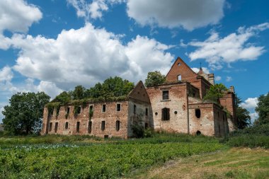 10 Temmuz 2023 'te Ukrayna' nın Volyn bölgesindeki Kysylyn köyünde Roma Katolik Karmelit Manastırı ve Meryem Ana 'nın Kusursuz Gebeliği Kilisesi' nin kalıntıları. Yüksek kalite fotoğraf