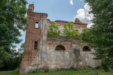 10 Temmuz 2023 'te Ukrayna' nın Volyn bölgesindeki Kysylyn köyünde Roma Katolik Karmelit Manastırı ve Meryem Ana 'nın Kusursuz Gebeliği Kilisesi' nin kalıntıları. Yüksek kalite fotoğraf