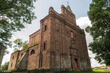 10 Temmuz 2023 'te Ukrayna' nın Volyn bölgesindeki Kysylyn köyünde Roma Katolik Karmelit Manastırı ve Meryem Ana 'nın Kusursuz Gebeliği Kilisesi' nin kalıntıları. Yüksek kalite fotoğraf