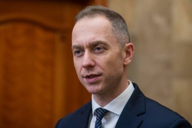Savunma Bakan Yardımcısı Cezary Tomczyk 3 Şubat 2025 'te Ukrayna' nın Kyiv kentindeki Polonya Büyükelçiliği 'nde bir brifing sırasında. Yüksek kalite fotoğraf
