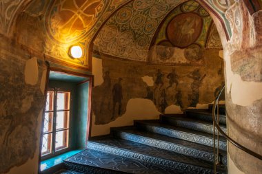 Aziz Sophia Katedrali 'nin içinde mozaik, duvarlara freskler ve altın sunak boyamak. Kyiv, Ukrayna, 24 Şubat 2025. Yüksek kalite fotoğraf