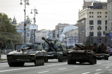 Ukrayna 'nın başkenti Kyiv' deki ana Khreschatyk caddesinde 21 Ağustos 2023 'te bir sergi Rus askeri araçlarını tahrip etti. Yüksek kalite fotoğraf