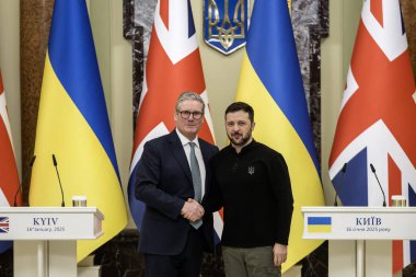 Ukrayna Cumhurbaşkanı Volodymyr Zelenskiy ve Birleşik Krallık Başbakanı Keir Starmer, 16 Ocak 2025 tarihinde Ukrayna 'nın Kyiv kentinde düzenlenen ortak basın toplantısı sonrasında el sıkıştılar. Yüksek kalite fotoğraf
