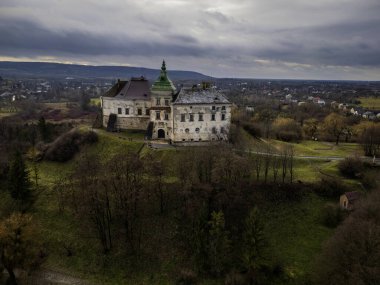 Ukrayna, Lviv yakınlarındaki güzel Olesky Kalesi 'nin hava manzarası. Yüksek kalite fotoğraf