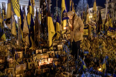 Rusya 'nın 24 Şubat 2025' te Ukrayna 'yı işgalinin üçüncü yıldönümü olan Kyiv' deki Bağımsızlık Meydanı 'nda şehit düşen Ukraynalı ve yabancı askerler için bir kadın anma töreni düzenliyor.. 
