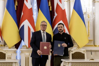 İngiltere Başbakanı Keir Starmer ve Ukrayna Cumhurbaşkanı Volodymyr Zelenskiy, ülkeler, Kyiv, Ukrayna arasındaki 100 yıllık ortaklık anısına 16 Ocak 2025 'te düzenlenen imza törenine katıldılar.