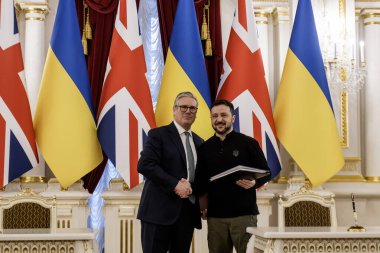 İngiltere Başbakanı Keir Starmer ve Ukrayna Cumhurbaşkanı Volodymyr Zelenskiy, ülkeler, Kyiv, Ukrayna arasındaki 100 yıllık ortaklık anısına 16 Ocak 2025 'te düzenlenen imza törenine katıldılar.