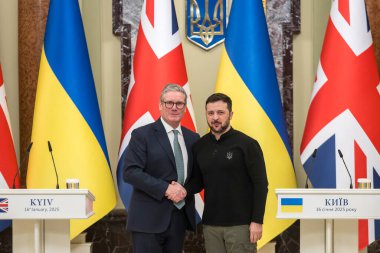 Ukrayna Cumhurbaşkanı Volodymyr Zelenskiy ve Birleşik Krallık Başbakanı Keir Starmer, 16 Ocak 2025 tarihinde Ukrayna 'nın Kyiv kentinde düzenlenen ortak basın toplantısı sonrasında el sıkıştılar. Yüksek kalite fotoğraf