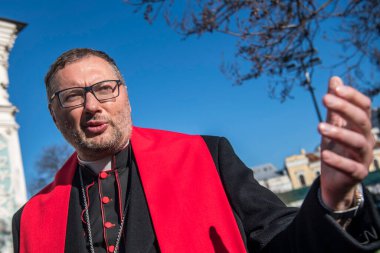 Ukrayna 'nın başkenti Kyiv' de 11 Nisan 2025 'te Martanae Tudertinorum Visvaldas Kulbokas Başpiskoposu Apostolik Nuncio. Yüksek kalite fotoğraf