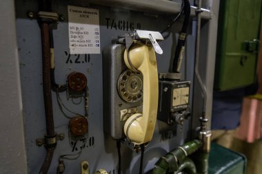 Ukrayna 'daki Stratejik Füze Güçleri Müzesi' nde orijinal kontrol panelleri ve fırlatma sistemleri bulunan eski Sovyet kıtalararası balistik füze üssünün yeraltı komuta merkezi. 8 Nisan 2025