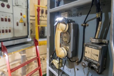 Ukrayna 'daki Stratejik Füze Güçleri Müzesi' nde orijinal kontrol panelleri ve fırlatma sistemleri bulunan eski Sovyet kıtalararası balistik füze üssünün yeraltı komuta merkezi. 8 Nisan 2025