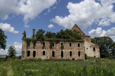 10 Temmuz 2023 'te Ukrayna' nın Volyn bölgesindeki Kysylyn köyünde Roma Katolik Karmelit Manastırı ve Meryem Ana 'nın Kusursuz Gebeliği Kilisesi' nin kalıntıları. Yüksek kalite fotoğraf
