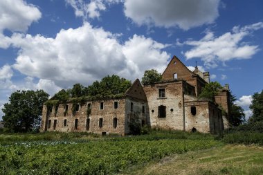 10 Temmuz 2023 'te Ukrayna' nın Volyn bölgesindeki Kysylyn köyünde Roma Katolik Karmelit Manastırı ve Meryem Ana 'nın Kusursuz Gebeliği Kilisesi' nin kalıntıları. Yüksek kalite fotoğraf