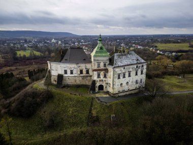Ukrayna, Lviv yakınlarındaki güzel Olesky Kalesi 'nin hava manzarası. Yüksek kalite fotoğraf