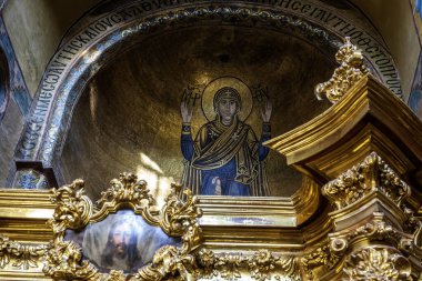 Meşhur St. Sophia Katedrali 'nin içinde Kyiv Mozaik Oranları, duvarında freskler ve altın sunak var. Kyiv, Ukrayna, 24 Şubat 2025. Yüksek kalite fotoğraf