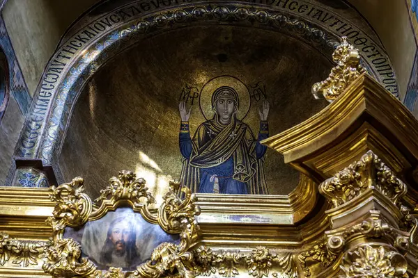 Meşhur St. Sophia Katedrali 'nin içinde Kyiv Mozaik Oranları, duvarında freskler ve altın sunak var. Kyiv, Ukrayna, 24 Şubat 2025. Yüksek kalite fotoğraf