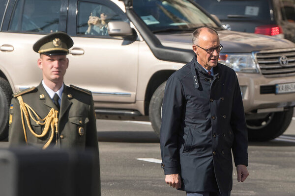 Канцлер Германии Фридрих Мерц на Майдане Независимости во время визита в Киев 10 мая 2025 года. Высокое качество фото