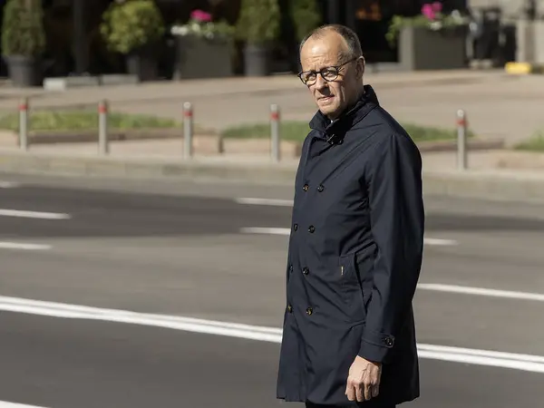 Almanya Başbakanı Friedrich Merz, 10 Mayıs 2025 'te Ukrayna' nın başkenti Kyiv 'e yaptığı ziyarette Independence Meydanı' nda görüldü. Yüksek kalite fotoğraf