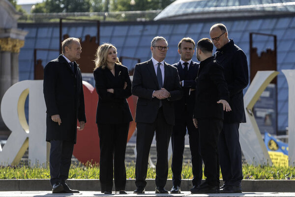 Президент Франции Макрон, премьер-министр Великобритании Стармер, канцлер Германии Мерц, премьер-министр Польши Туск, президент Украины Зеленский и Елена Зеленская на площади Независимости в Киеве, 10 мая 2025 года. Высокое качество фото