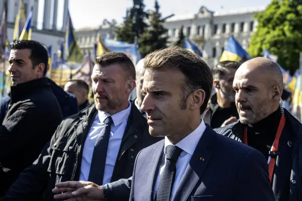 Fransa Cumhurbaşkanı Emmanuel Macron 10 Mayıs 2025 'te Ukrayna' nın Kyiv kentindeki Independence Meydanı 'nda güvenlik görevlileri tarafından kuşatıldı. Yüksek kalite fotoğraf